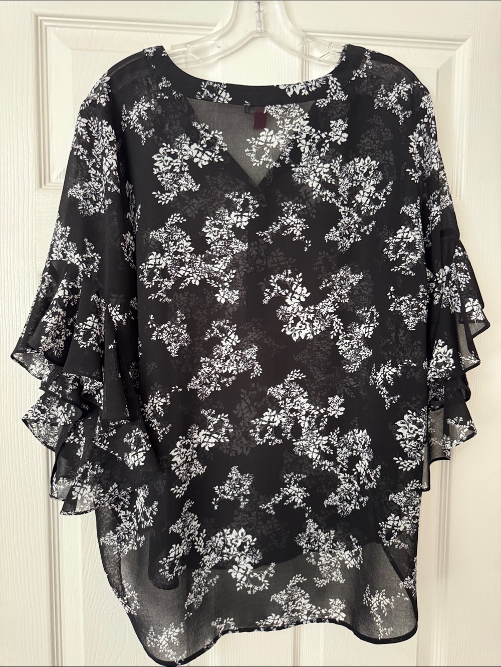 Vince Camuto Black Floral Ruffle Sleeve Button-Front Blouse - Picture 4 of 6